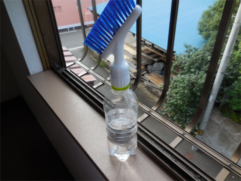 掃除しづらい窓サッシの溝は「ペットボトルブラシ」で簡単綺麗！ ほむせん